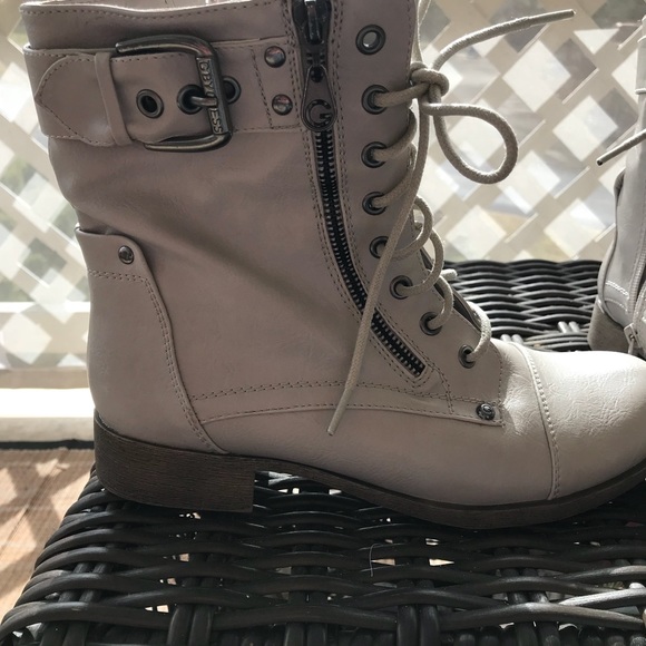 Ivory/beige ankle boots by Guess - Picture 2 of 7